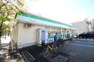 ファミリーマート板橋市場通り店(コンビニ)まで249m シャトレーヌ山六