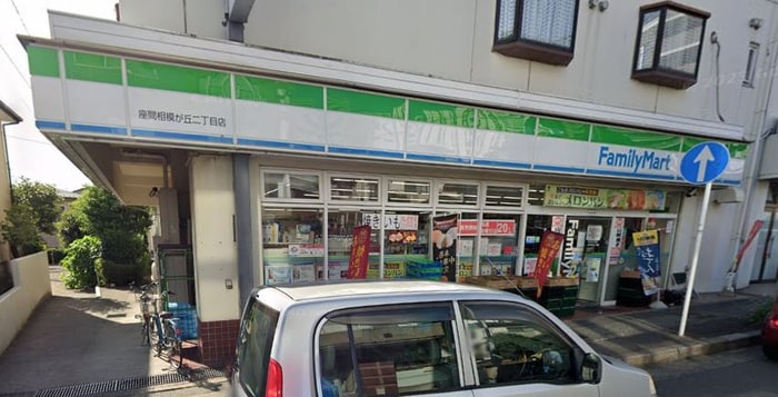 ファミリーマート 座間相模が丘二丁目店(コンビニ)まで133m Tina小田急相模原Ⅱ