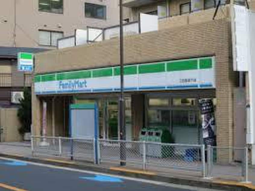 ファミリーマート 三田聖坂下店(コンビニ)まで137m 依田ビル
