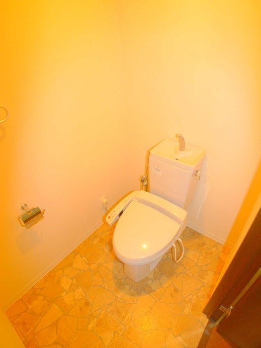 トイレ アンジュフロ－リア