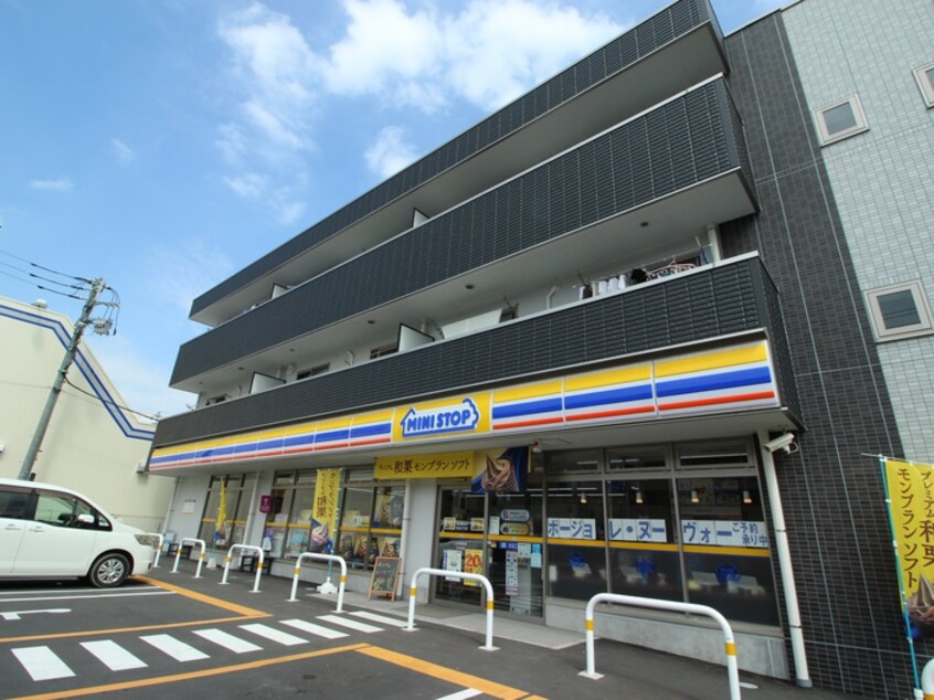 ミニストップ　東越谷3丁目店(コンビニ)まで550m ホワイトコート