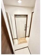 玄関 Estilo Clara