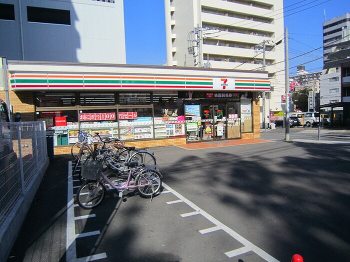 セブンイレブン(コンビニ)まで150m ﾗｲｵﾝｽﾞﾌﾟﾗｻﾞ横浜大通公園(207)