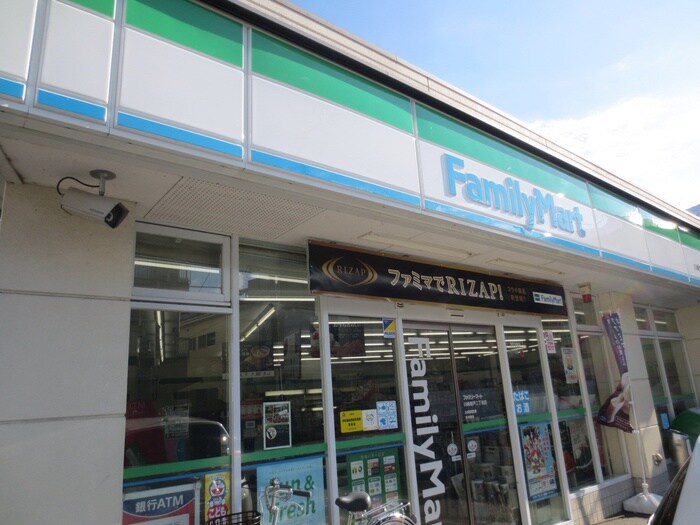 ファミリーマート川崎坂戸店(コンビニ)まで240m フロ－ラ高津