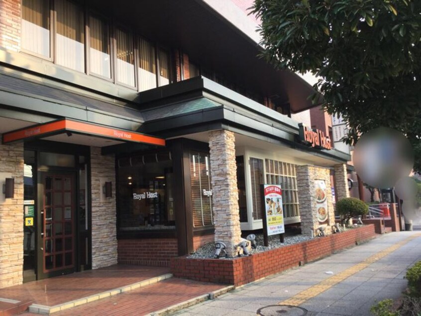 ロイヤルホスト大倉山店(その他飲食（ファミレスなど）)まで819m アールスコート大倉山