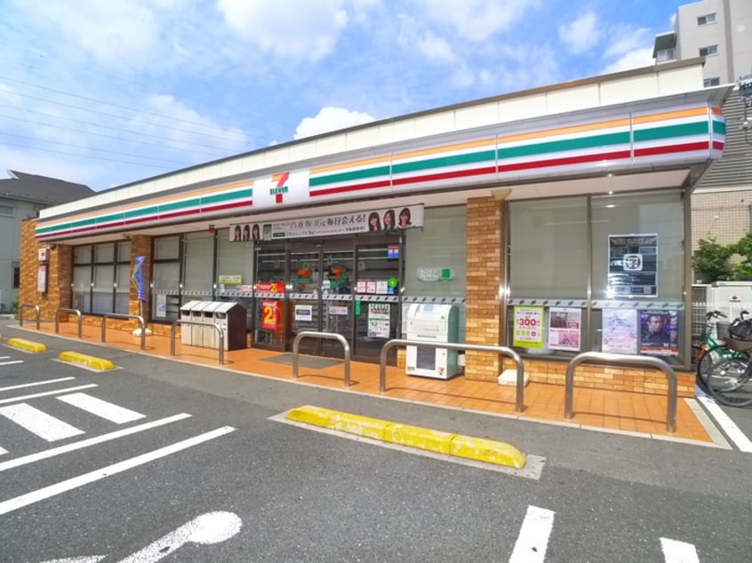 セブンイレブン(コンビニ)まで377m リフレイン北綾瀬Ｂ