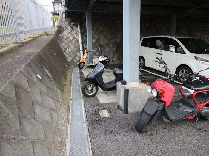 バイク置き場 グレ－ス鷺沼