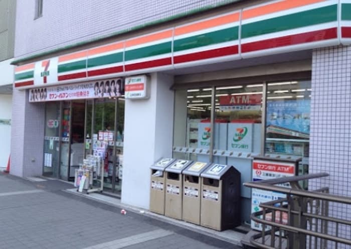 セブン-イレブン 三鷹駅前店(コンビニ)まで150m リュ・プラタン