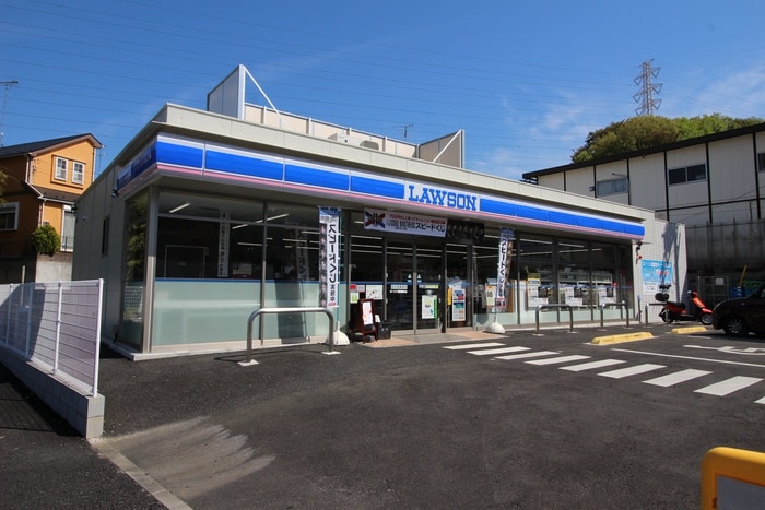ローソン緑鴨居町店(コンビニ)まで950m サンヴィレッジＢ棟