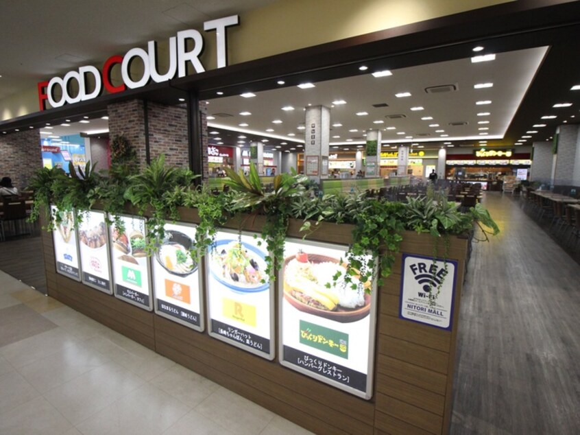 フードコート(その他飲食（ファミレスなど）)まで1510m ベルフラットＡ