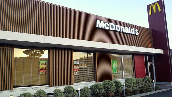 マクドナルド 晴海通り豊洲店(ファストフード)まで506m ブランズタワー豊洲（２８１７）