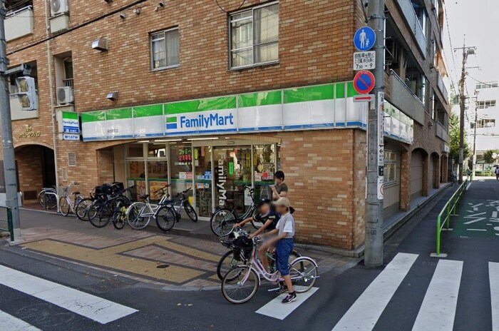 ファミリーマート 桜台駅前店(コンビニ)まで231m ラ・フォ－レ桜台
