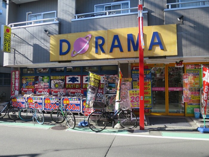 DORAMA祖師谷店(ビデオ/DVD)まで949m イル・コロ－レ