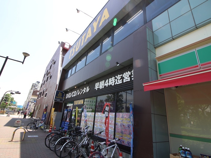 TSUTAYA(ビデオ/DVD)まで750m フリングホルニ