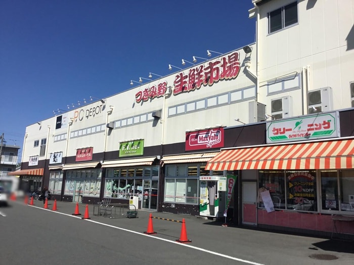 つきみ野生鮮市場(スーパー)まで114m スクエアつきみ野Ⅱ