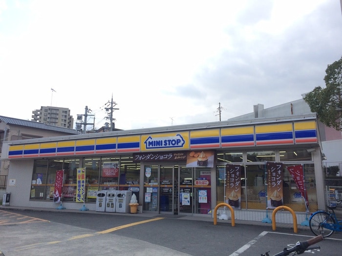 ミニストップ(コンビニ)まで100m 山崎テラスハウス