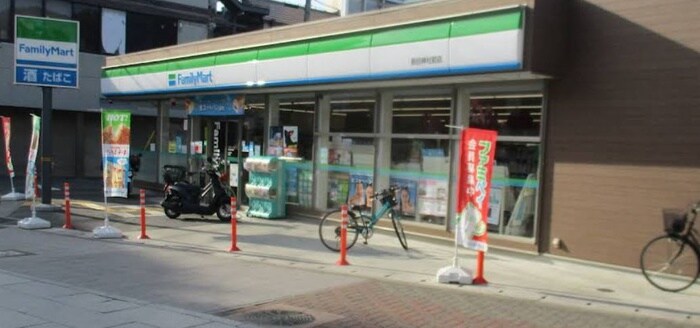 ファミリーマート(コンビニ)まで180m 仮）ﾌｧｰｽﾄﾌｨｵｰﾚ神戸ﾋﾟｱﾁｪｰﾚ