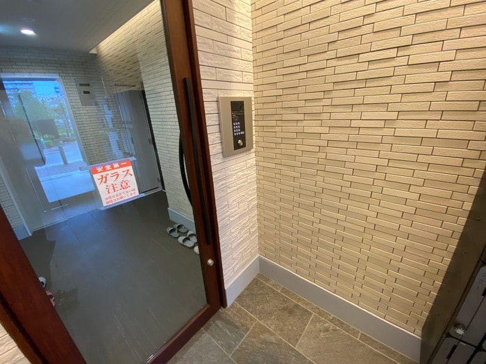 エントランス部分 ラルーチェ苅田