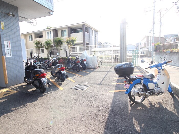 バイク置き場 アミティ宝町