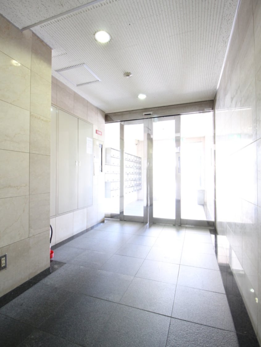 エントランス部分 ファミ－ユ今里