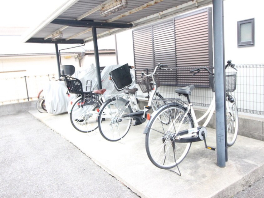 駐輪場 コニ－行幸