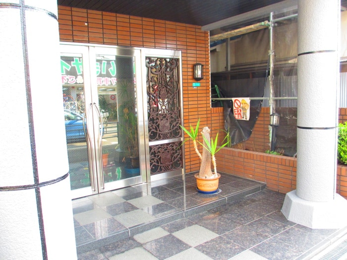 エントランス部分 ガ－デンコ－ト平野南