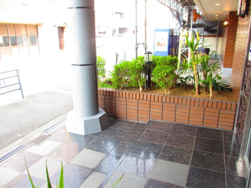 エントランス部分 ガ－デンコ－ト平野南