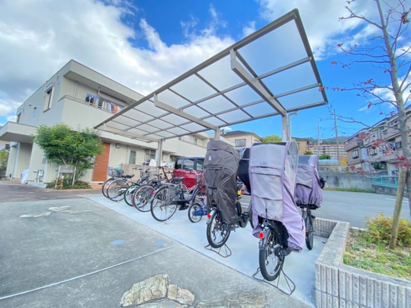 駐輪場 シロイエ石切