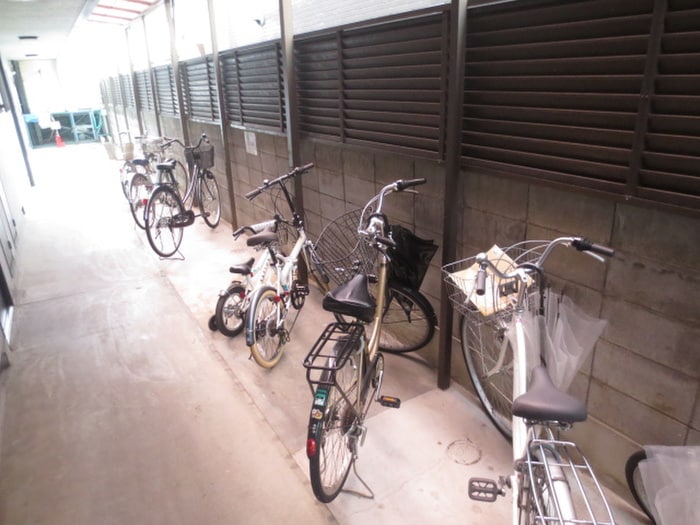 駐輪場 レ・プレ・キャトラン