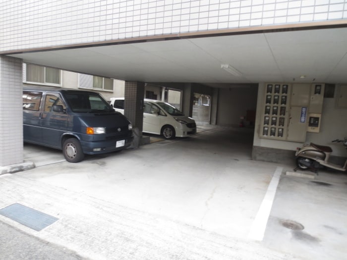 駐車場 レ・プレ・キャトラン