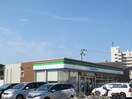 ファミリーマート(コンビニ)まで670m ピーチハイツ上町