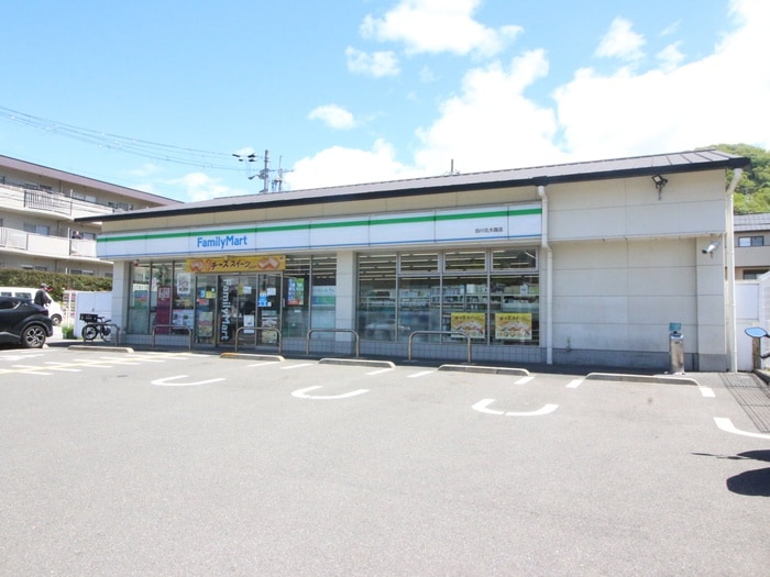 ファミリーマート 白川北大路店(コンビニ)まで50m ハイツ白川(618)