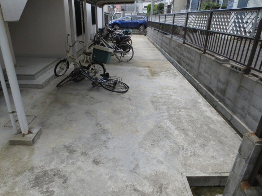 バイク置き場 メゾン下沢