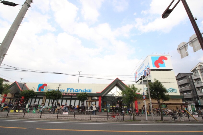 万代巽北店(スーパー)まで711m エルメゾン清里