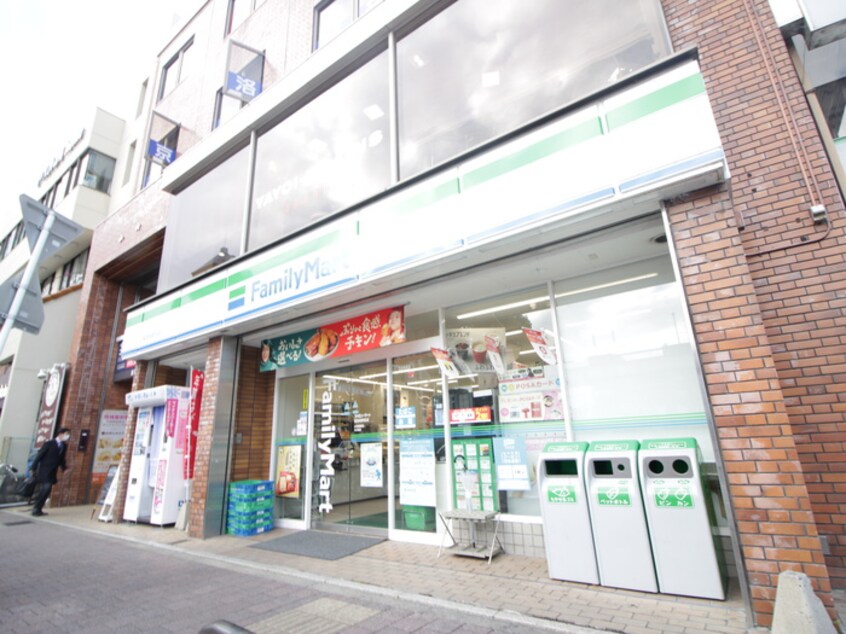 ファミリーマート阪急桂駅前店(コンビニ)まで550m グランレブリー桂有栖川Ⅱ