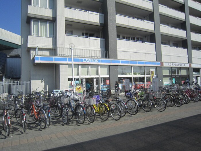 ローソン門真南駅前店(コンビニ)まで600m クリエオーレ茨田大宮Ⅱ