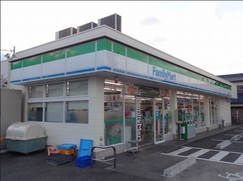 ファミリーマート(コンビニ)まで330m クリスタルヴィラ