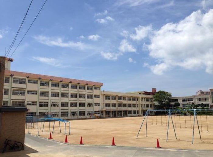 大久保小学校(小学校)まで1010m クリスタルヴィラ