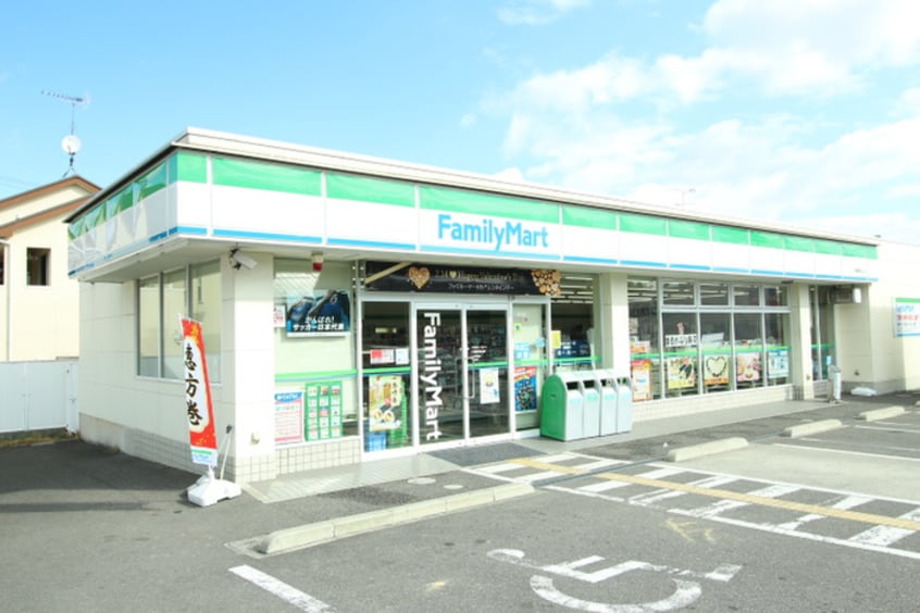ファミリーマート八幡美濃山店(コンビニ)まで720m レジデンス柏