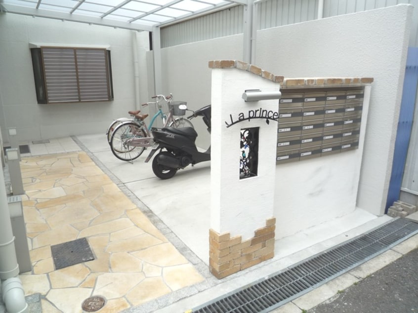 エントランス部分 プラットホーム総持寺駅前