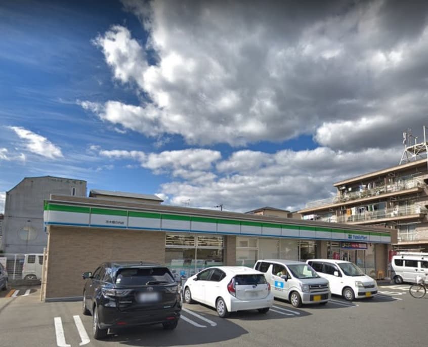 ファミリーマート(コンビニ)まで150m プラットホーム総持寺駅前