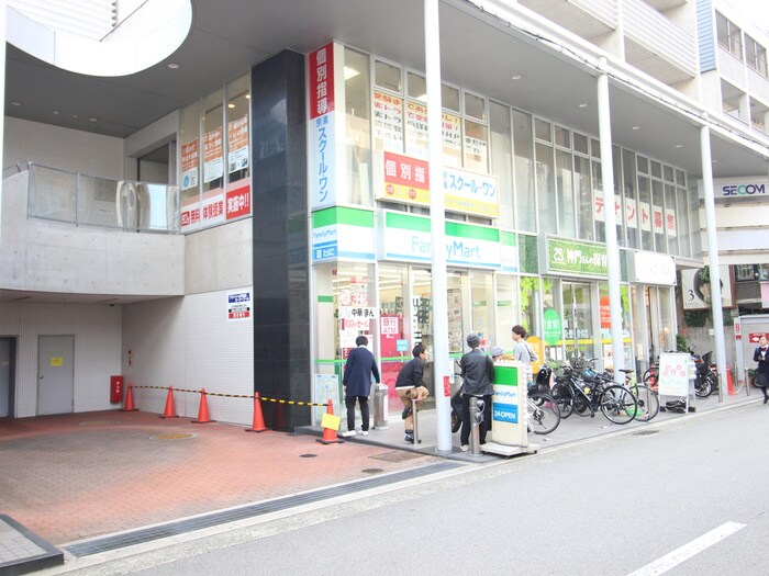 ファミリーマート甲東園駅前店(コンビニ)まで50m モンシャンブル