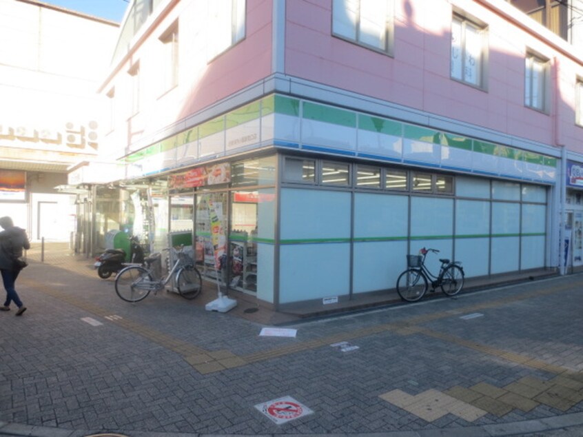 ファミリーマート　河内小阪駅前店(コンビニ)まで25m 小阪駅前ヴィラ・デステ