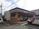 セブンイレブン男山指月店(コンビニ)まで462m 美桜ハイツ