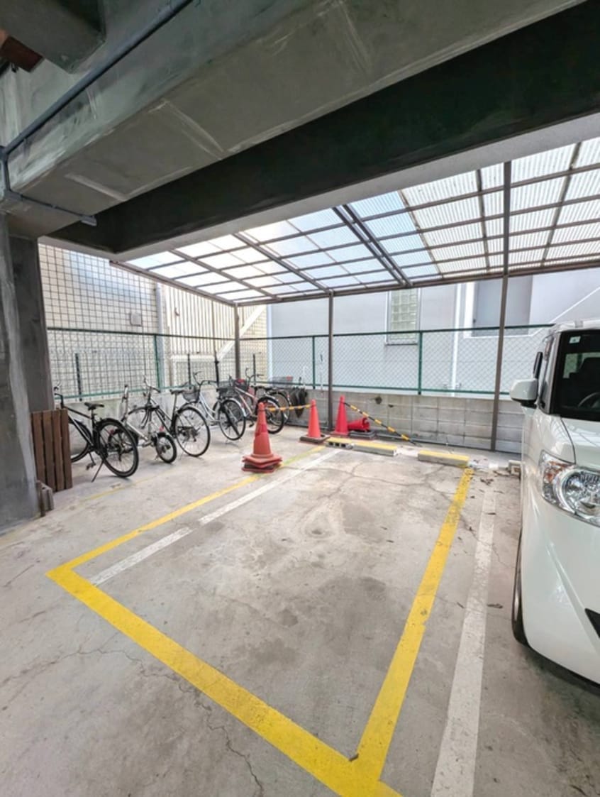 駐車場 LakiaMaison弁天町