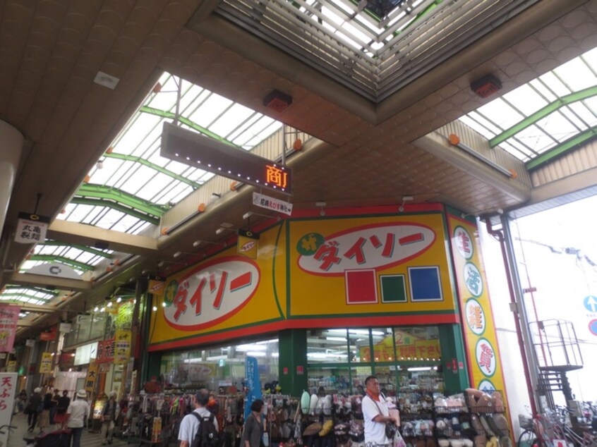 ダイソー(100均)まで300m 西御園連棟貸家北棟(110番地)