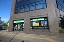 ファミリーマート五条大宮店(コンビニ)まで370m ﾌｧｽﾃｰﾄ京都堀川ｽｸｴｱ（1004）