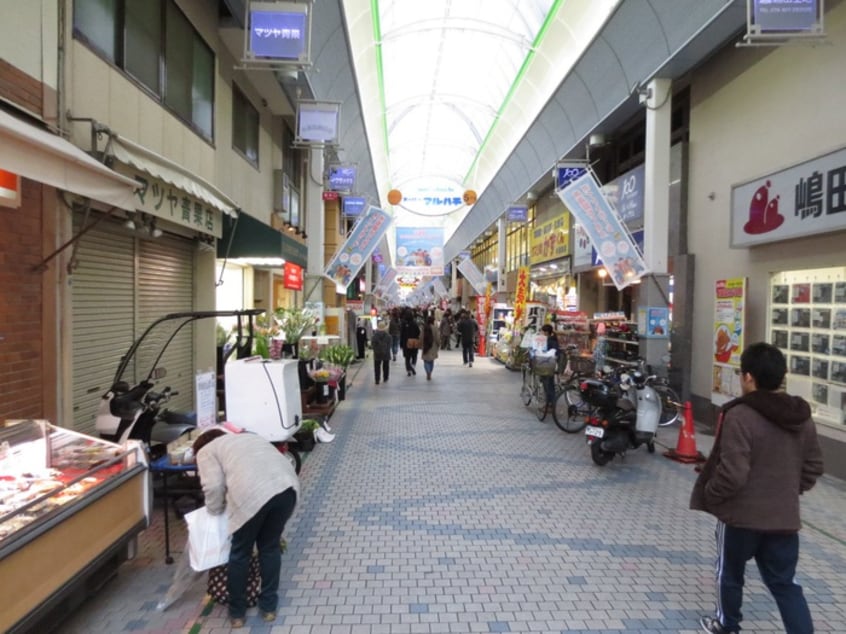 商店街(スーパー)まで970m スクエア摩耶