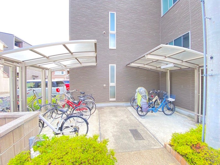 駐輪場 アンプルールフェール西大路