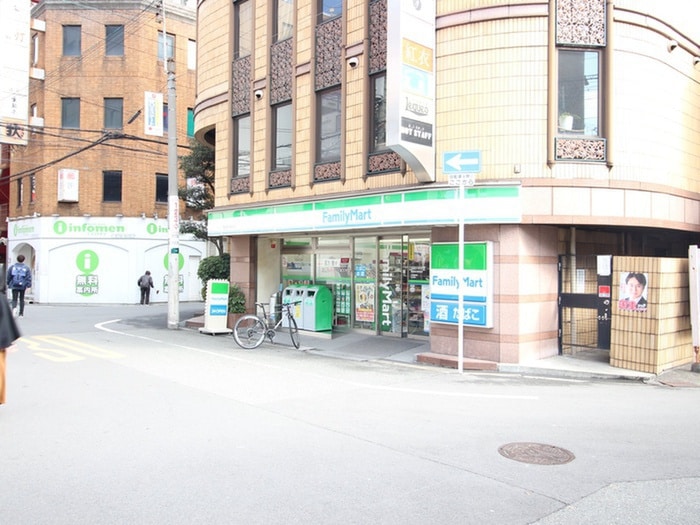 ファミリーマート(コンビニ)まで240m CREATO新大阪Serenity(806）